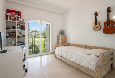 Spacious 4-bedroom, 4-bathroom townhouse in the sought-after area of La Quinta, Benahavís.