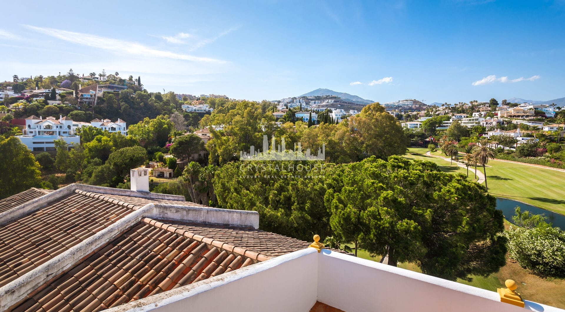 Spacious 4-bedroom, 4-bathroom townhouse in the sought-after area of La Quinta, Benahavís.
