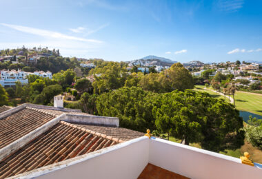 Spacious 4-bedroom, 4-bathroom townhouse in the sought-after area of La Quinta, Benahavís.