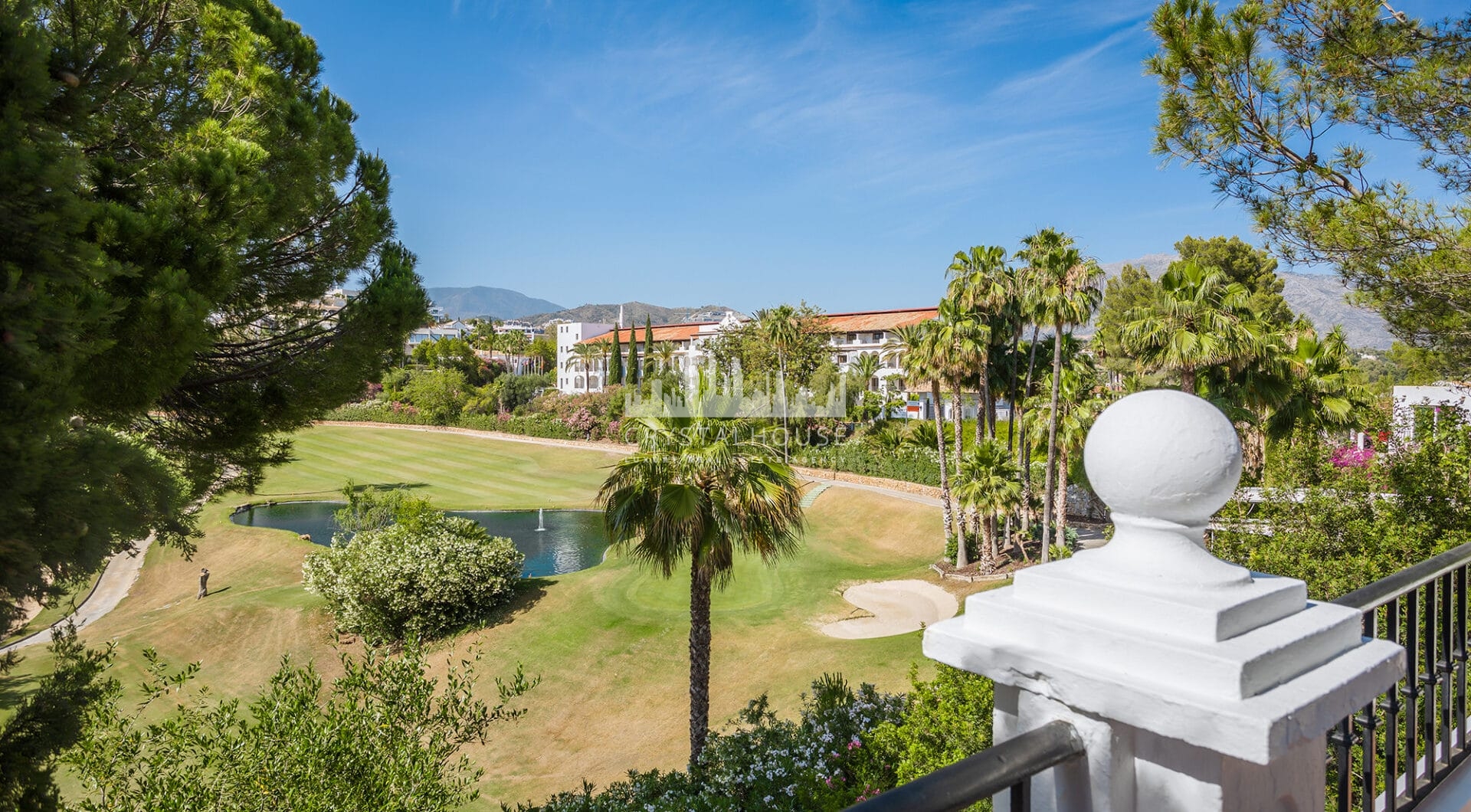 Spacious 4-bedroom, 4-bathroom townhouse in the sought-after area of La Quinta, Benahavís.
