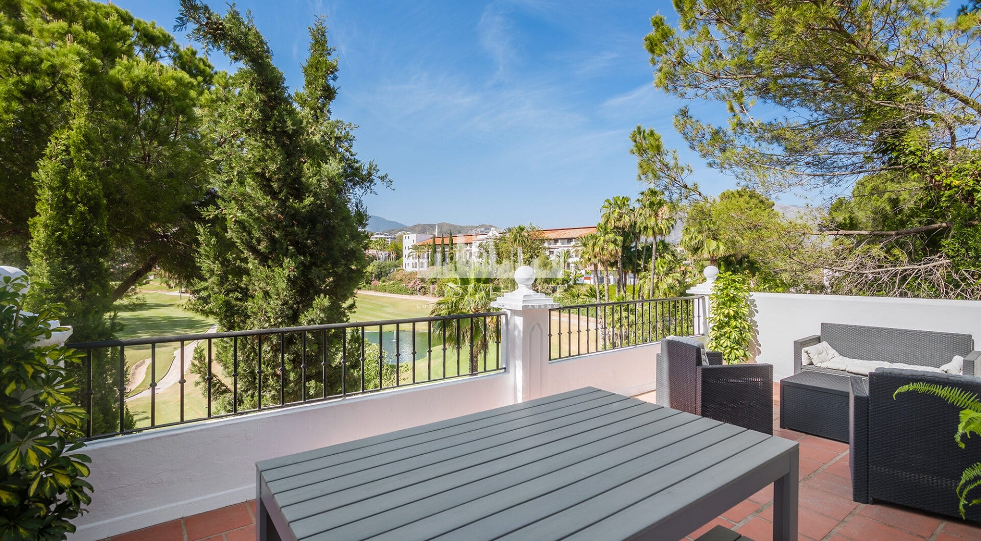Spacious 4-bedroom, 4-bathroom townhouse in the sought-after area of La Quinta, Benahavís.