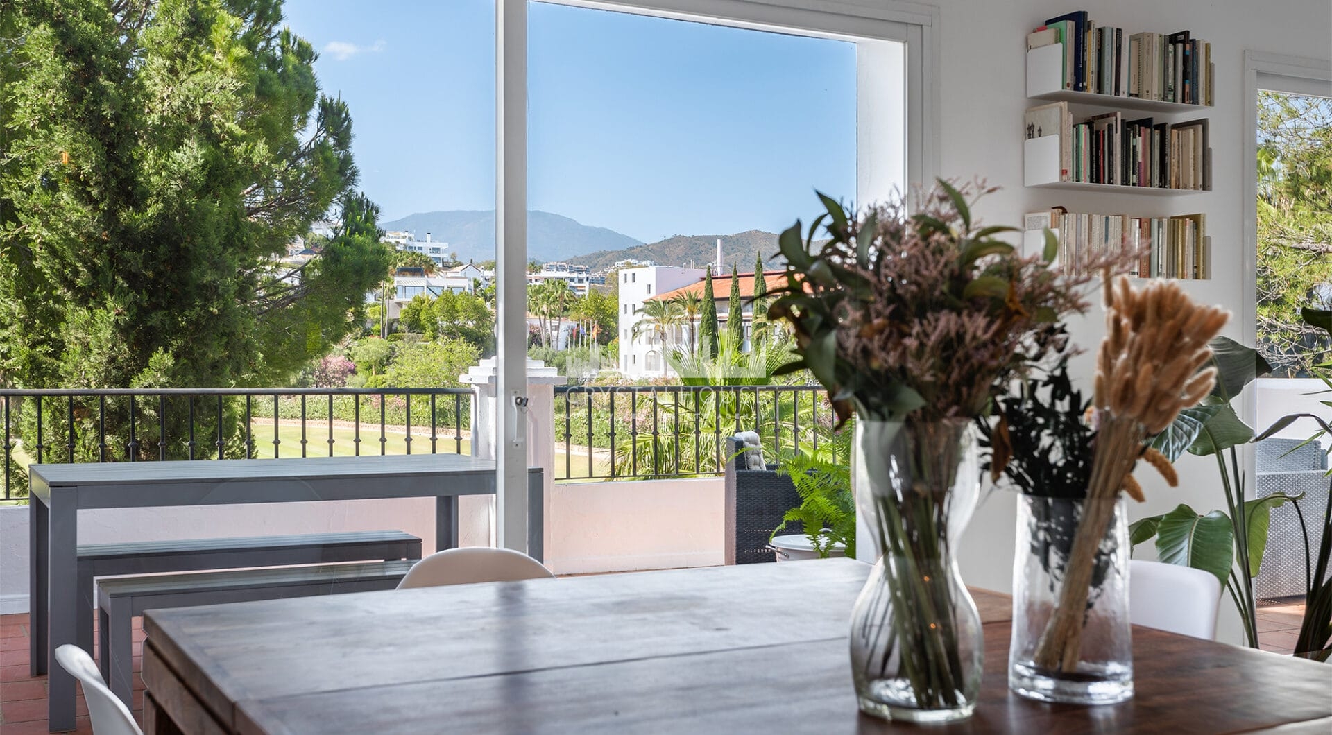 Spacious 4-bedroom, 4-bathroom townhouse in the sought-after area of La Quinta, Benahavís.