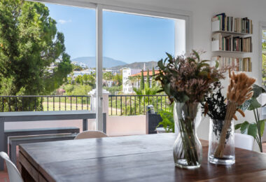 Spacious 4-bedroom, 4-bathroom townhouse in the sought-after area of La Quinta, Benahavís.