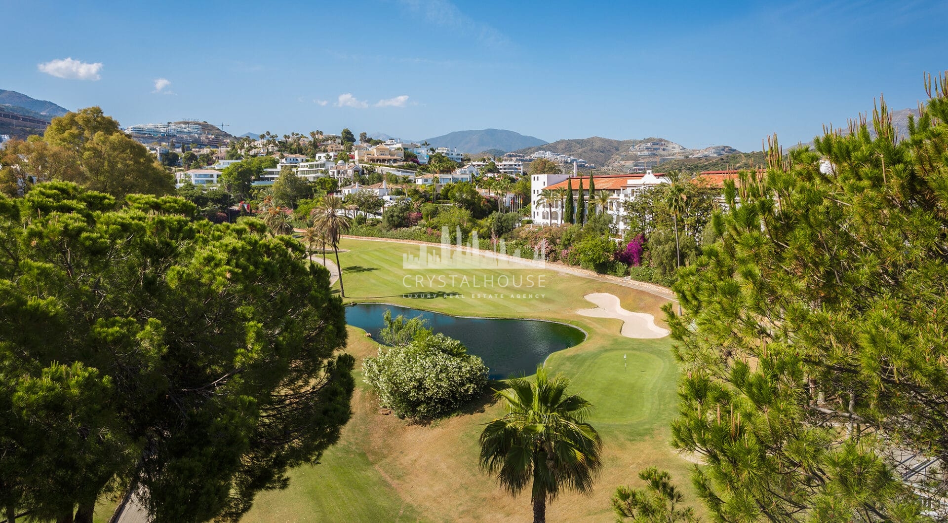 Spacious 4-bedroom, 4-bathroom townhouse in the sought-after area of La Quinta, Benahavís.