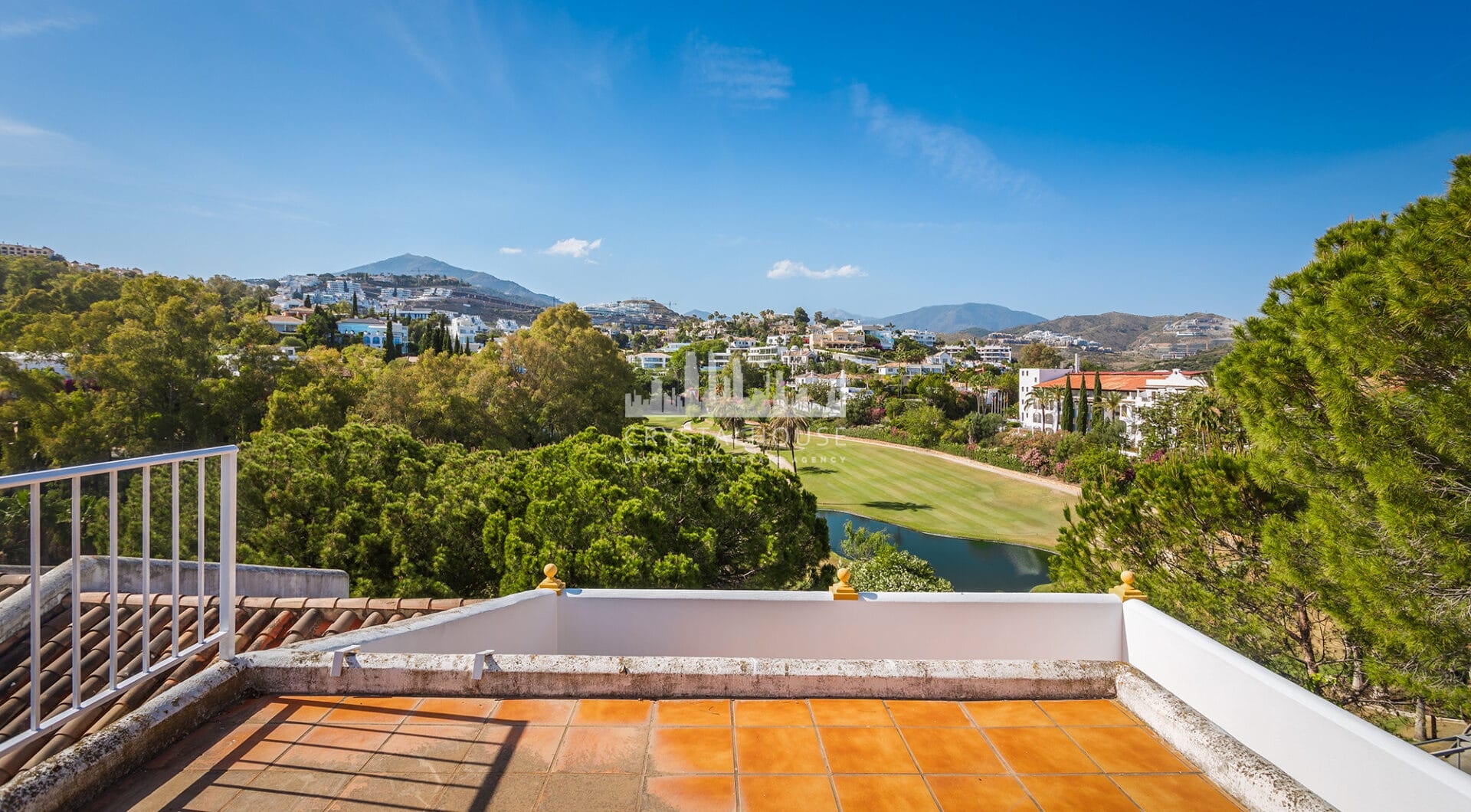 Spacious 4-bedroom, 4-bathroom townhouse in the sought-after area of La Quinta, Benahavís.