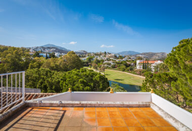 Spacious 4-bedroom, 4-bathroom townhouse in the sought-after area of La Quinta, Benahavís.