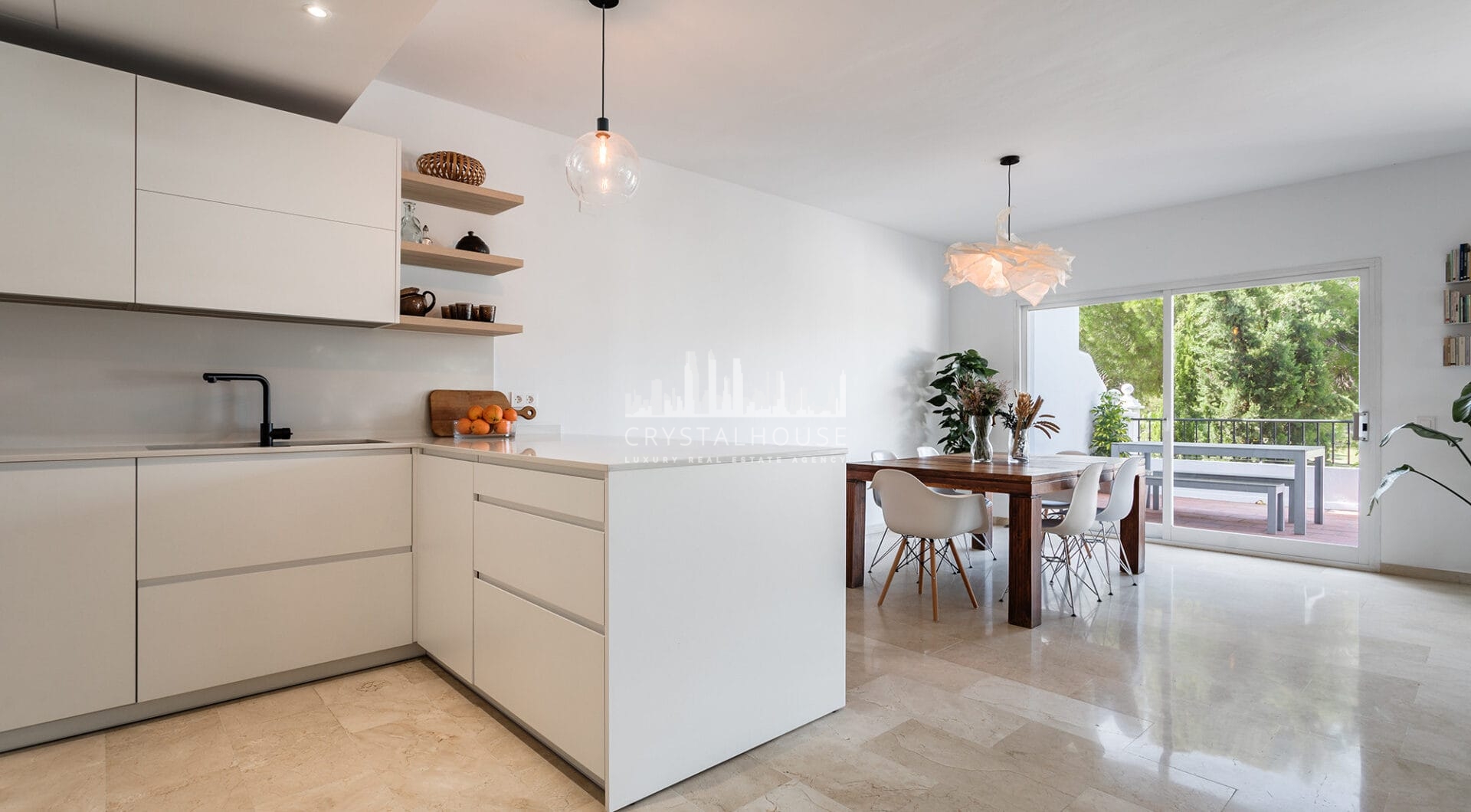 Spacious 4-bedroom, 4-bathroom townhouse in the sought-after area of La Quinta, Benahavís.