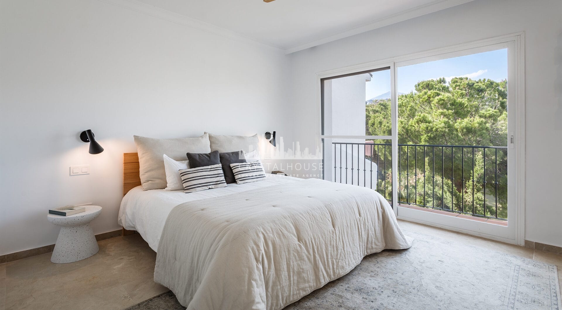 Spacious 4-bedroom, 4-bathroom townhouse in the sought-after area of La Quinta, Benahavís.