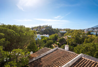 Spacious 4-bedroom, 4-bathroom townhouse in the sought-after area of La Quinta, Benahavís.