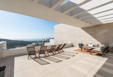 Located in the gated community of Palo Alto, this southeast-facing penthouse offers sea, mountain, and panoramic views from a private setting above Marbella.