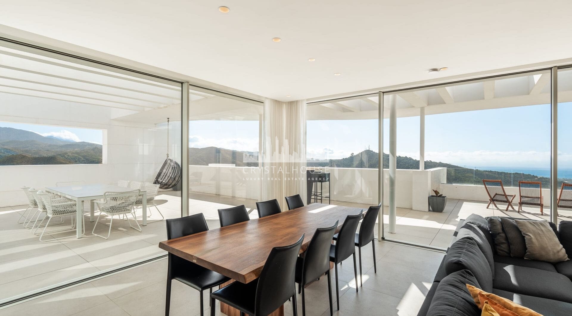Located in the gated community of Palo Alto, this southeast-facing penthouse offers sea, mountain, and panoramic views from a private setting above Marbella.