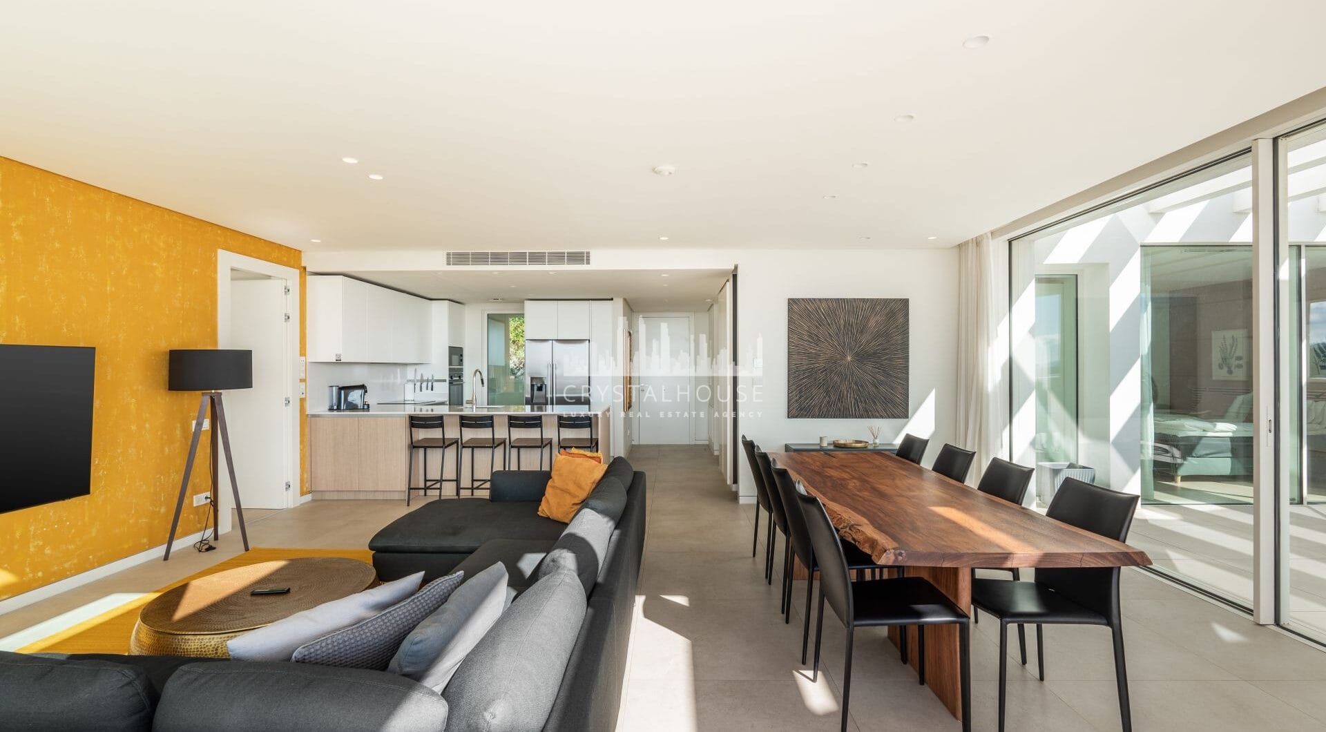 Located in the gated community of Palo Alto, this southeast-facing penthouse offers sea, mountain, and panoramic views from a private setting above Marbella.
