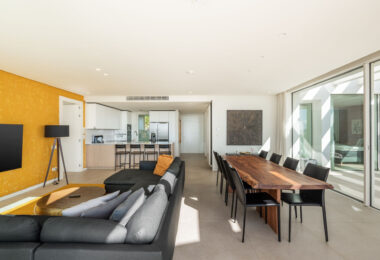Located in the gated community of Palo Alto, this southeast-facing penthouse offers sea, mountain, and panoramic views from a private setting above Marbella.