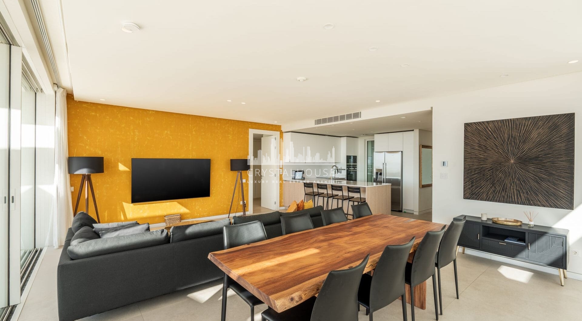 Located in the gated community of Palo Alto, this southeast-facing penthouse offers sea, mountain, and panoramic views from a private setting above Marbella.