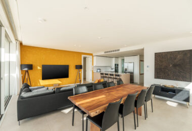 Located in the gated community of Palo Alto, this southeast-facing penthouse offers sea, mountain, and panoramic views from a private setting above Marbella.