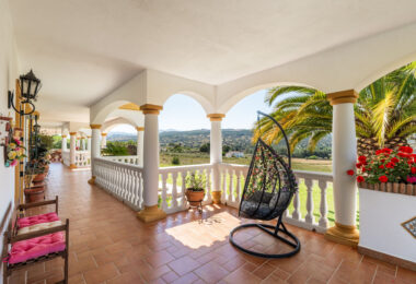 Set within the rolling countryside of Ronda, Finca El Abuelillo offers over 35,000 m² of private land, combining enduring architecture with quiet seclusion.
