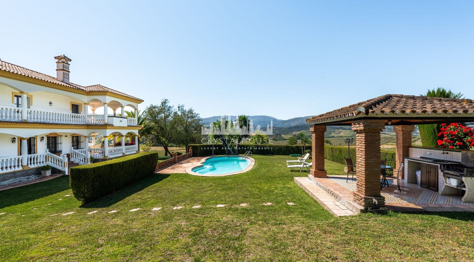 Set within the rolling countryside of Ronda, Finca El Abuelillo offers over 35,000 m² of private land, combining enduring architecture with quiet seclusion.