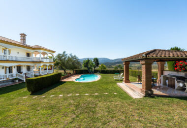 Set within the rolling countryside of Ronda, Finca El Abuelillo offers over 35,000 m² of private land, combining enduring architecture with quiet seclusion.