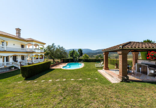 Set within the rolling countryside of Ronda, Finca El Abuelillo offers over 35,000 m² of private land, combining enduring architecture with quiet seclusion.