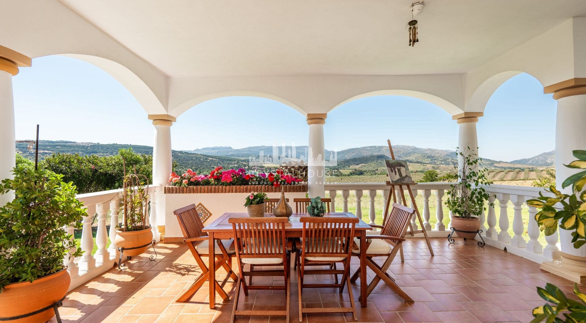 Set within the rolling countryside of Ronda, Finca El Abuelillo offers over 35,000 m² of private land, combining enduring architecture with quiet seclusion.