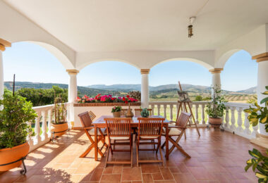 Set within the rolling countryside of Ronda, Finca El Abuelillo offers over 35,000 m² of private land, combining enduring architecture with quiet seclusion.