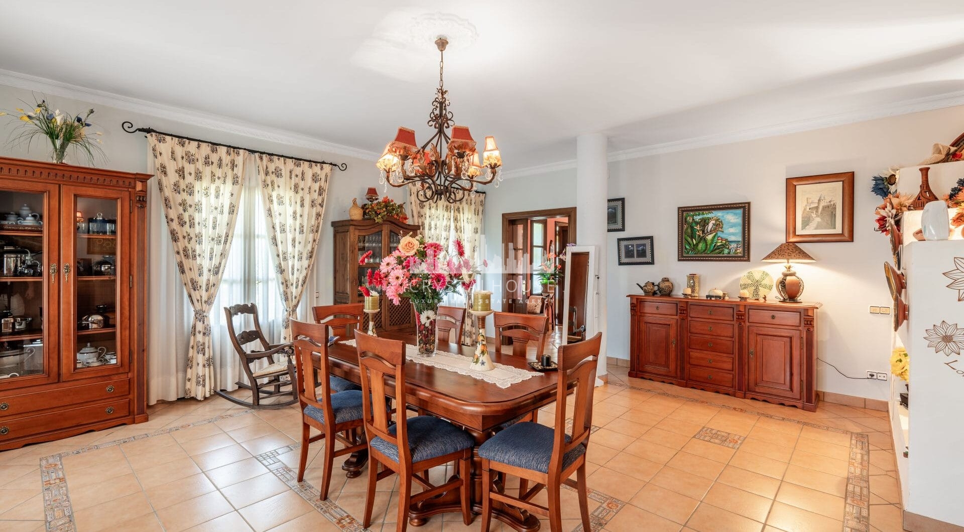 Set within the rolling countryside of Ronda, Finca El Abuelillo offers over 35,000 m² of private land, combining enduring architecture with quiet seclusion.