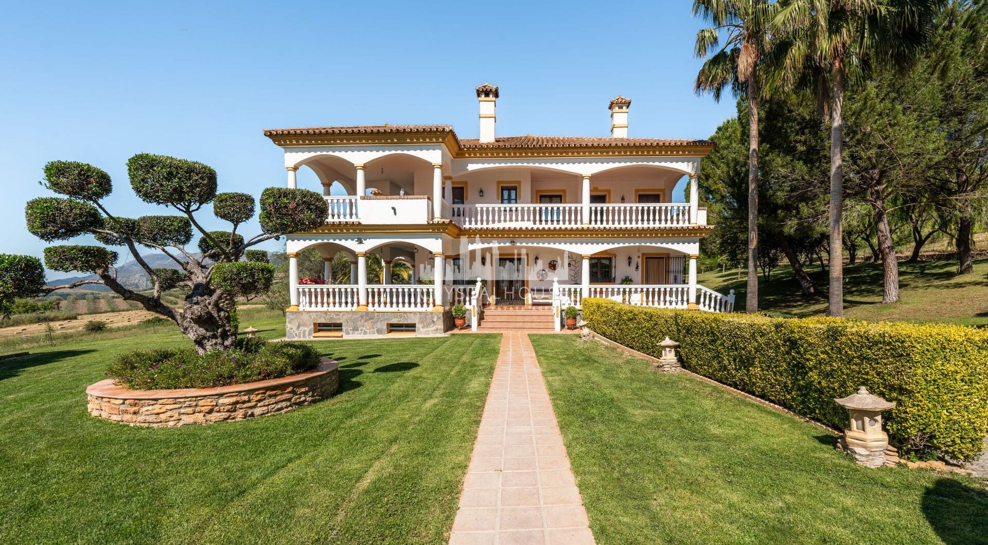 Set within the rolling countryside of Ronda, Finca El Abuelillo offers over 35,000 m² of private land, combining enduring architecture with quiet seclusion.