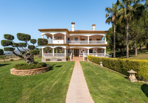 Set within the rolling countryside of Ronda, Finca El Abuelillo offers over 35,000 m² of private land, combining enduring architecture with quiet seclusion.