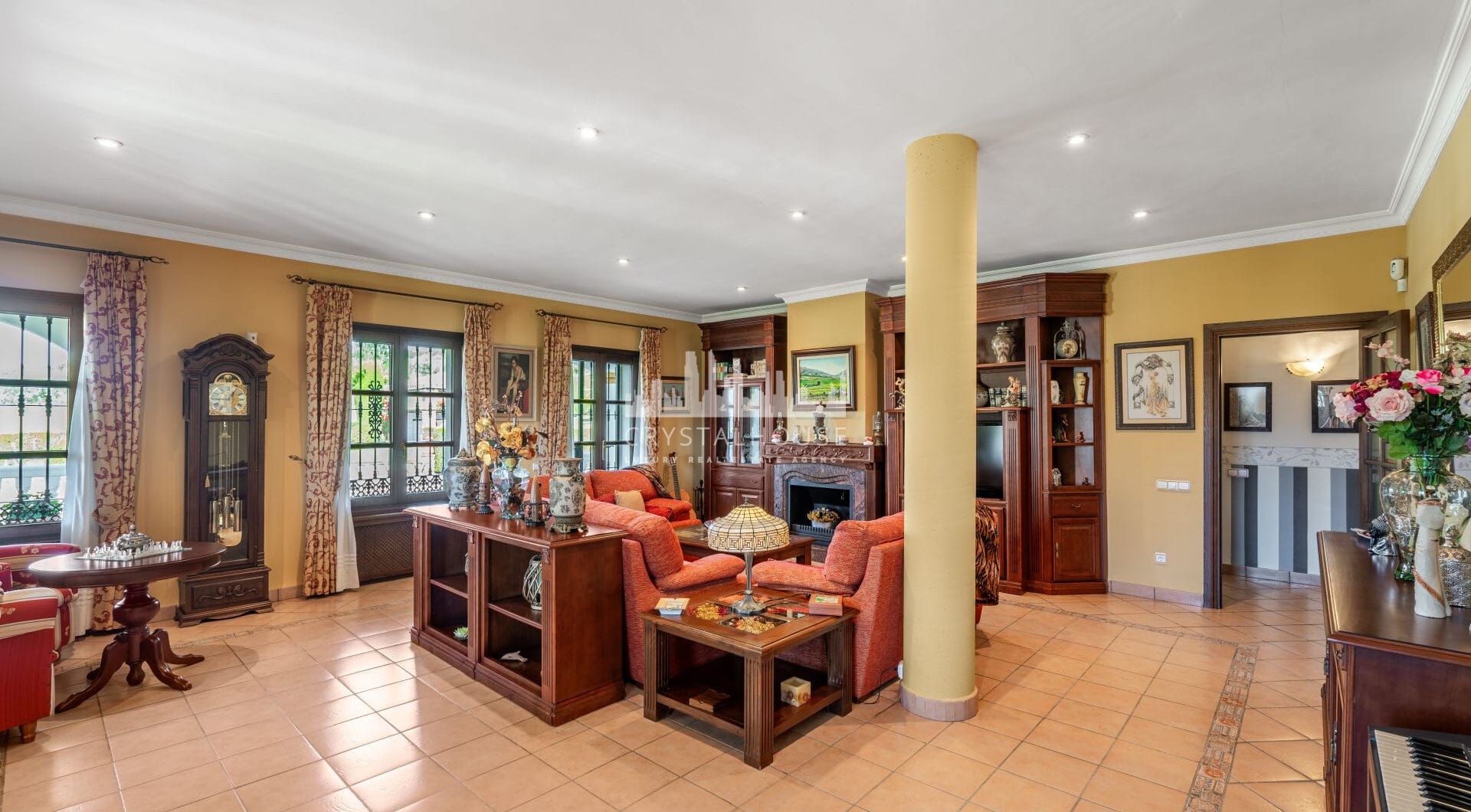 Set within the rolling countryside of Ronda, Finca El Abuelillo offers over 35,000 m² of private land, combining enduring architecture with quiet seclusion.