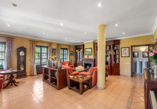 Set within the rolling countryside of Ronda, Finca El Abuelillo offers over 35,000 m² of private land, combining enduring architecture with quiet seclusion.