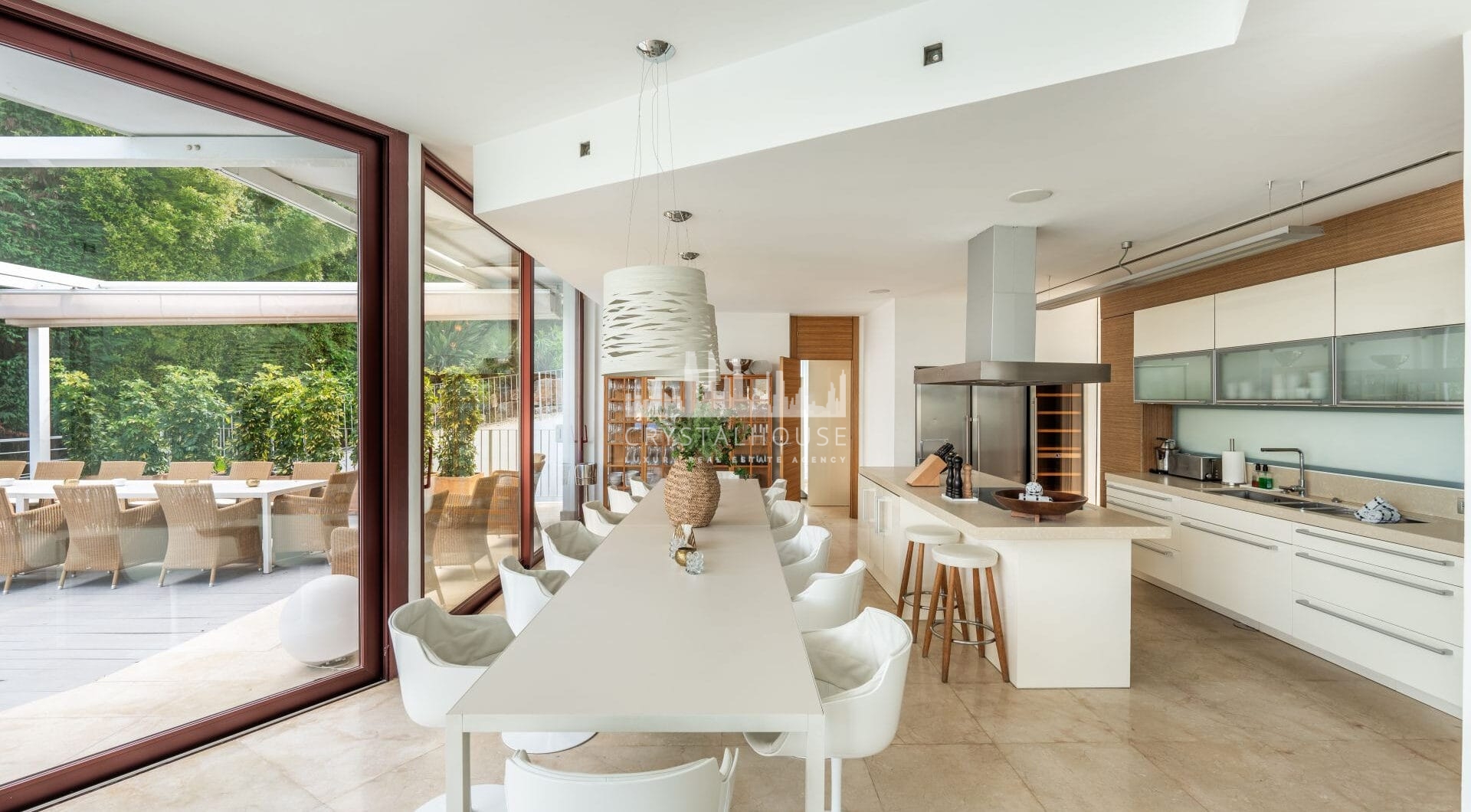 Located in the heart of Nueva Andalucía, this exceptional villa is a true statement of contemporary elegance.