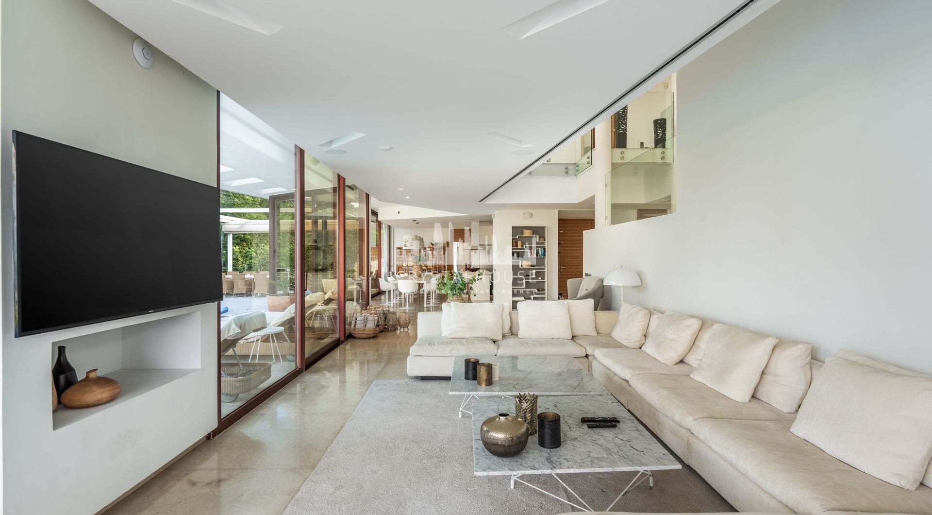 Located in the heart of Nueva Andalucía, this exceptional villa is a true statement of contemporary elegance.