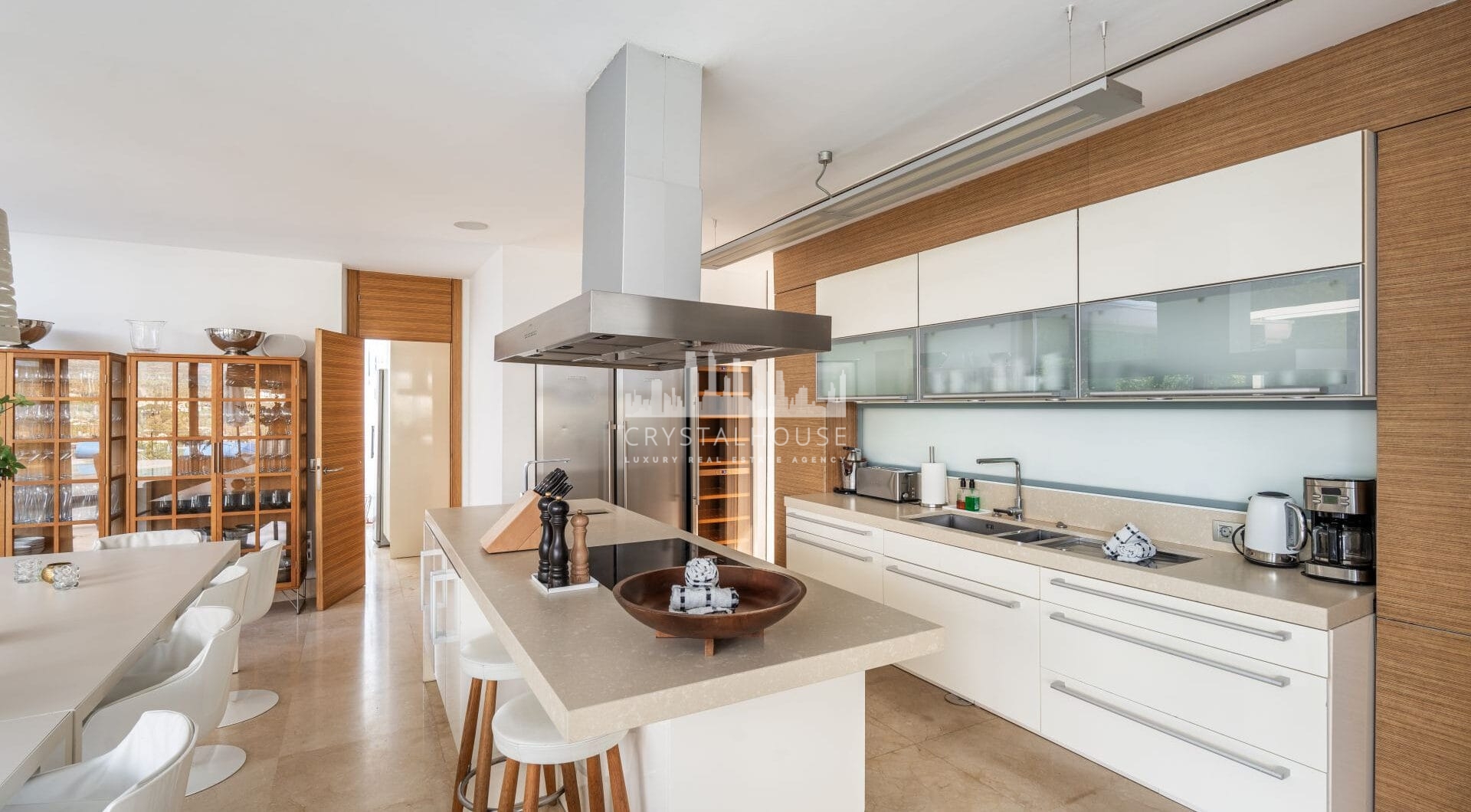 Located in the heart of Nueva Andalucía, this exceptional villa is a true statement of contemporary elegance.