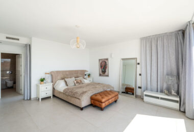 Located in the peaceful and gated community of Urbanización Buenavista, Villa Buena Vista offers a modern 4-bedroom residence set on a 922 m² plot with panoramic mountain views.