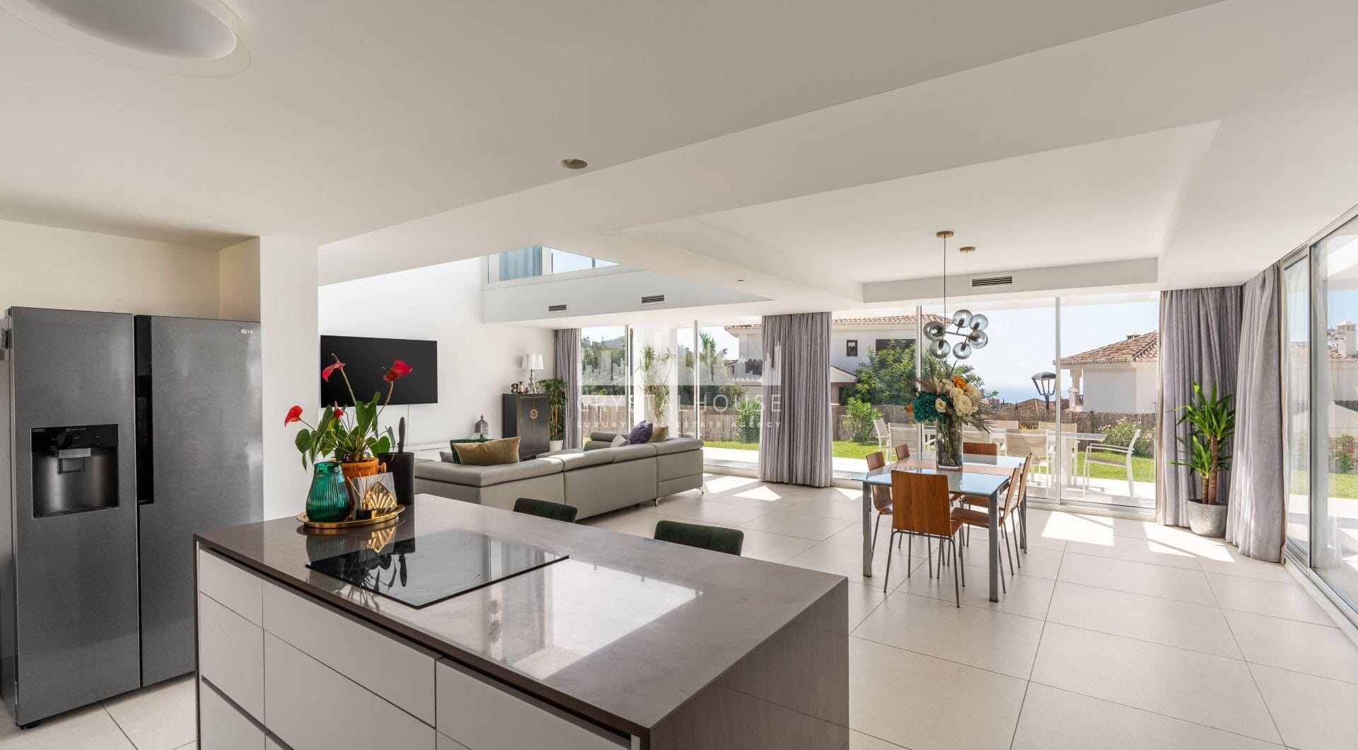 Located in the peaceful and gated community of Urbanización Buenavista, Villa Buena Vista offers a modern 4-bedroom residence set on a 922 m² plot with panoramic mountain views.