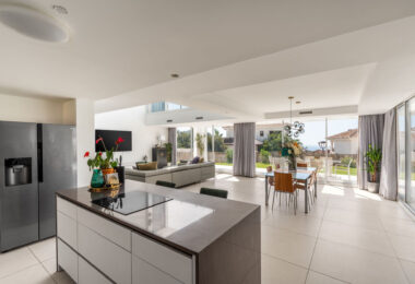 Located in the peaceful and gated community of Urbanización Buenavista, Villa Buena Vista offers a modern 4-bedroom residence set on a 922 m² plot with panoramic mountain views.