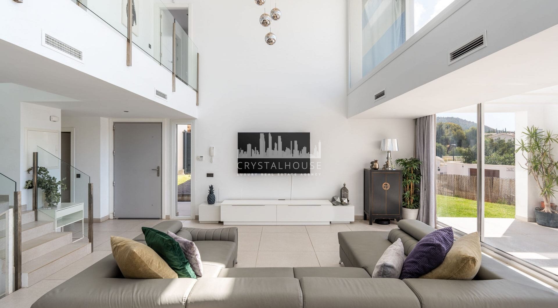 Located in the peaceful and gated community of Urbanización Buenavista, Villa Buena Vista offers a modern 4-bedroom residence set on a 922 m² plot with panoramic mountain views.