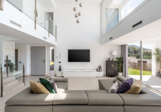 Located in the peaceful and gated community of Urbanización Buenavista, Villa Buena Vista offers a modern 4-bedroom residence set on a 922 m² plot with panoramic mountain views.