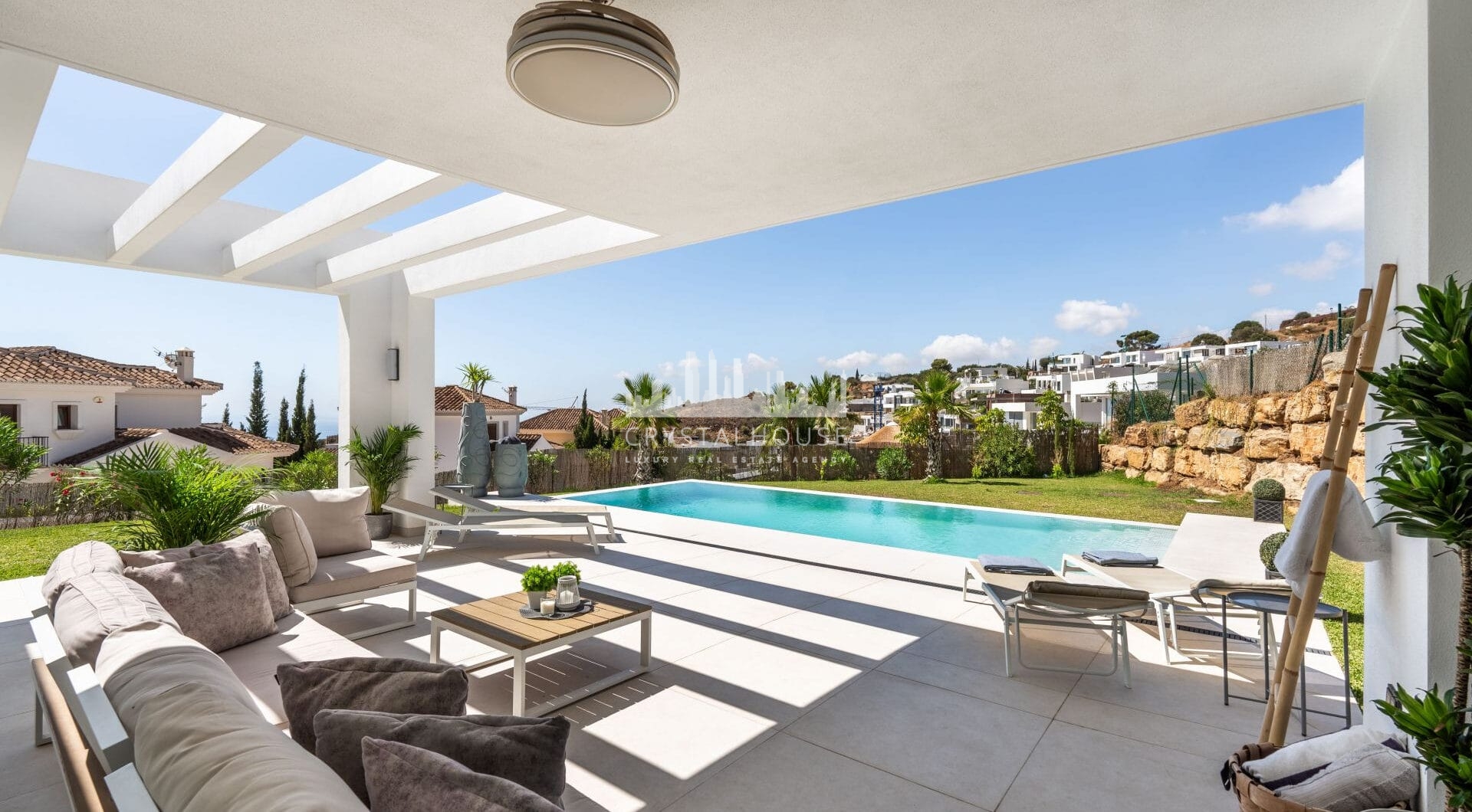Located in the peaceful and gated community of Urbanización Buenavista, Villa Buena Vista offers a modern 4-bedroom residence set on a 922 m² plot with panoramic mountain views.