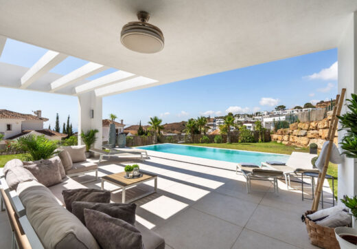 Located in the peaceful and gated community of Urbanización Buenavista, Villa Buena Vista offers a modern 4-bedroom residence set on a 922 m² plot with panoramic mountain views.