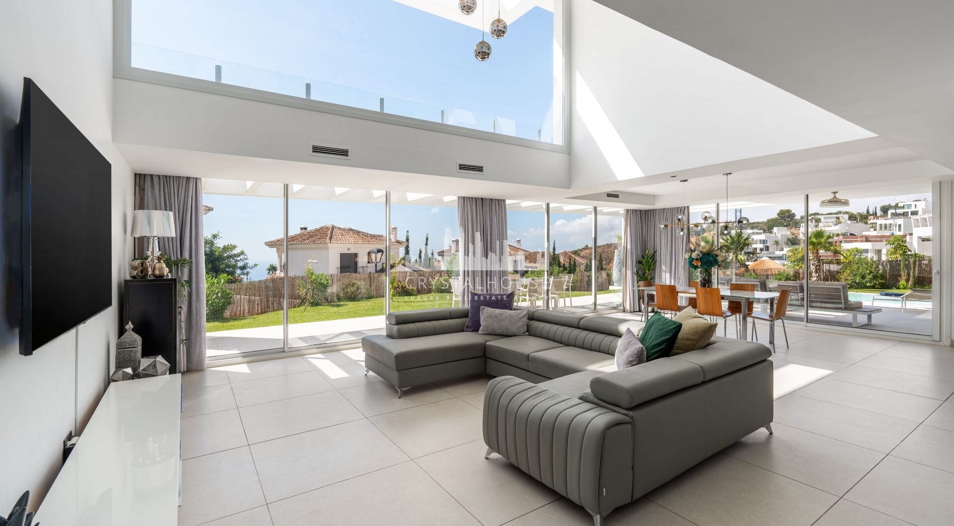 Located in the peaceful and gated community of Urbanización Buenavista, Villa Buena Vista offers a modern 4-bedroom residence set on a 922 m² plot with panoramic mountain views.