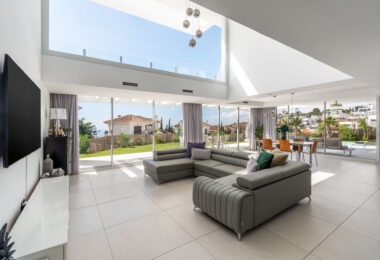 Located in the peaceful and gated community of Urbanización Buenavista, Villa Buena Vista offers a modern 4-bedroom residence set on a 922 m² plot with panoramic mountain views.