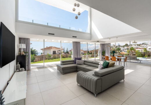 Located in the peaceful and gated community of Urbanización Buenavista, Villa Buena Vista offers a modern 4-bedroom residence set on a 922 m² plot with panoramic mountain views.