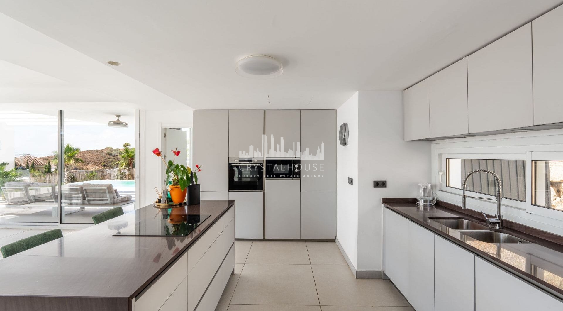 Located in the peaceful and gated community of Urbanización Buenavista, Villa Buena Vista offers a modern 4-bedroom residence set on a 922 m² plot with panoramic mountain views.
