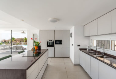 Located in the peaceful and gated community of Urbanización Buenavista, Villa Buena Vista offers a modern 4-bedroom residence set on a 922 m² plot with panoramic mountain views.