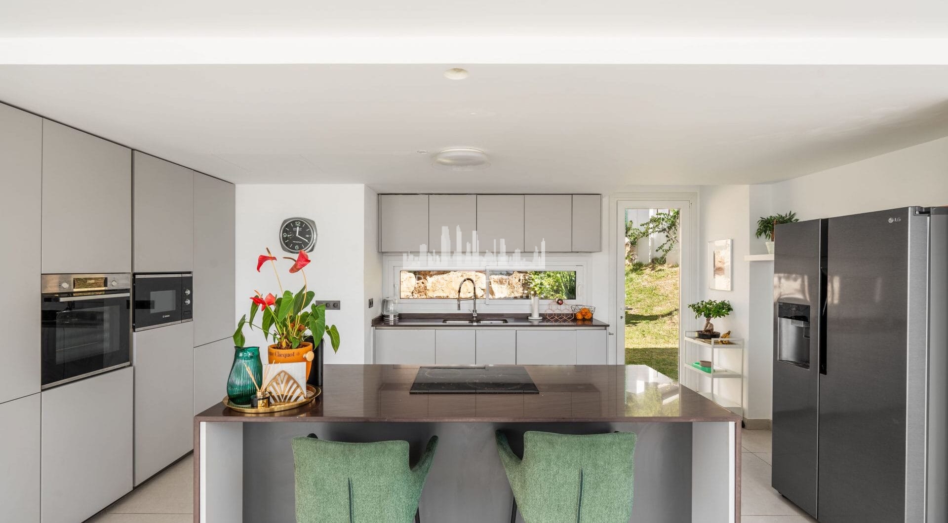 Located in the peaceful and gated community of Urbanización Buenavista, Villa Buena Vista offers a modern 4-bedroom residence set on a 922 m² plot with panoramic mountain views.