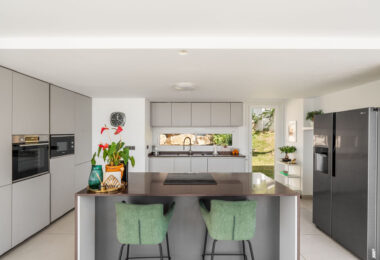 Located in the peaceful and gated community of Urbanización Buenavista, Villa Buena Vista offers a modern 4-bedroom residence set on a 922 m² plot with panoramic mountain views.