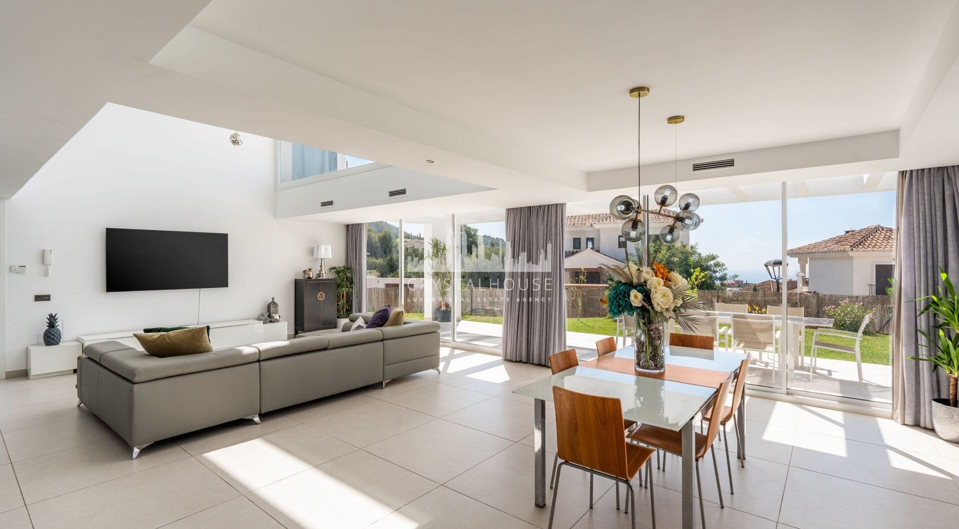 Located in the peaceful and gated community of Urbanización Buenavista, Villa Buena Vista offers a modern 4-bedroom residence set on a 922 m² plot with panoramic mountain views.
