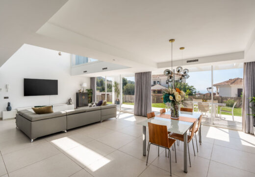 Located in the peaceful and gated community of Urbanización Buenavista, Villa Buena Vista offers a modern 4-bedroom residence set on a 922 m² plot with panoramic mountain views.