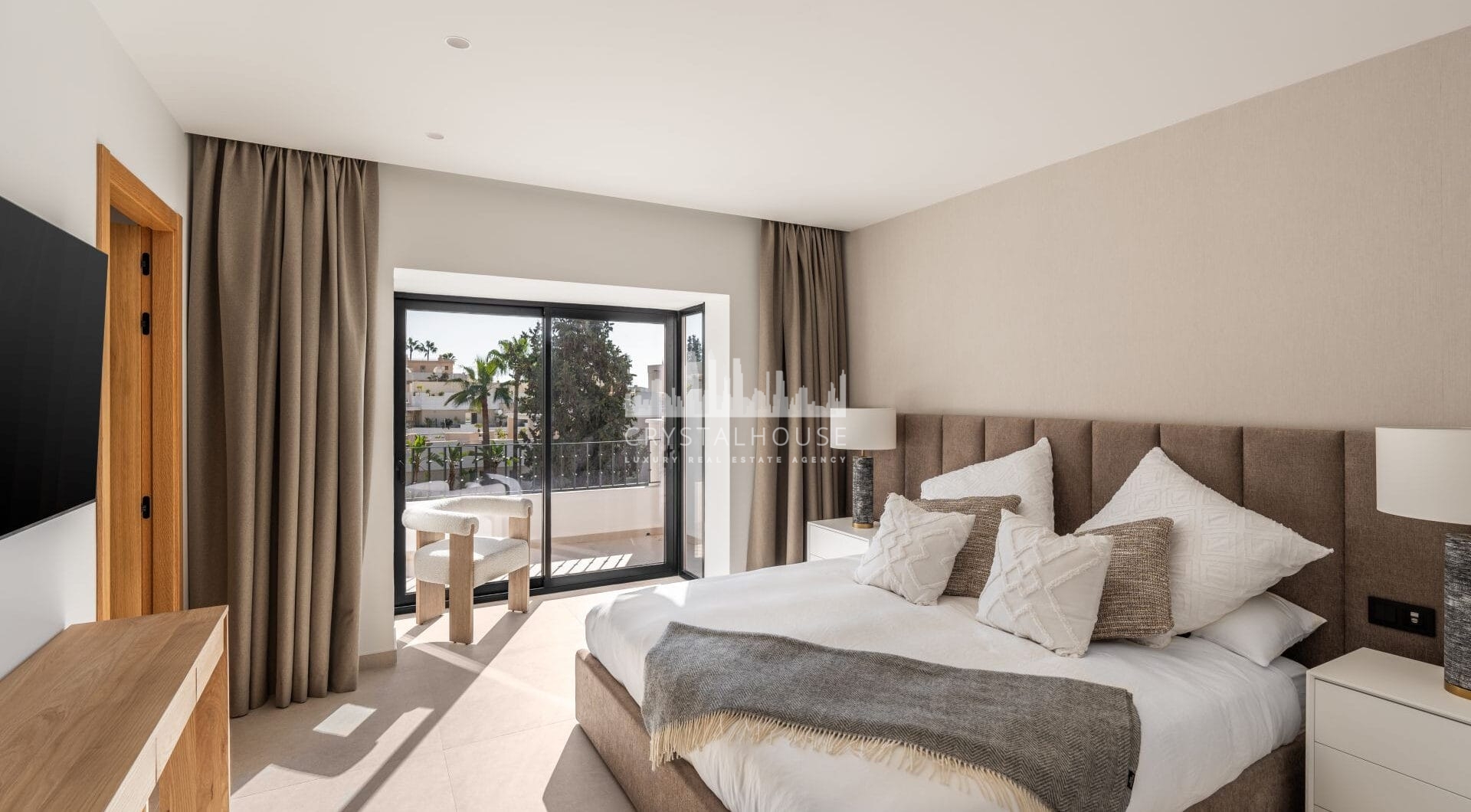 Casa Stuart is a refined duplex penthouse set within the gated community of Aloha Gardens in Nueva Andalucía.